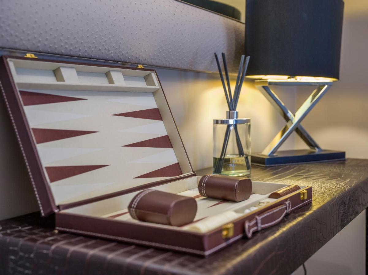 Boulevard Hotel Blackpool Buitenkant foto A backgammon set