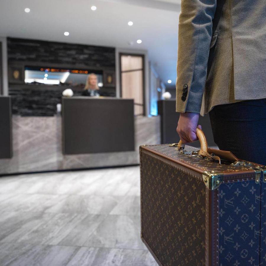 Boulevard Hotel Blackpool Buitenkant foto A guest checking in at a hotel