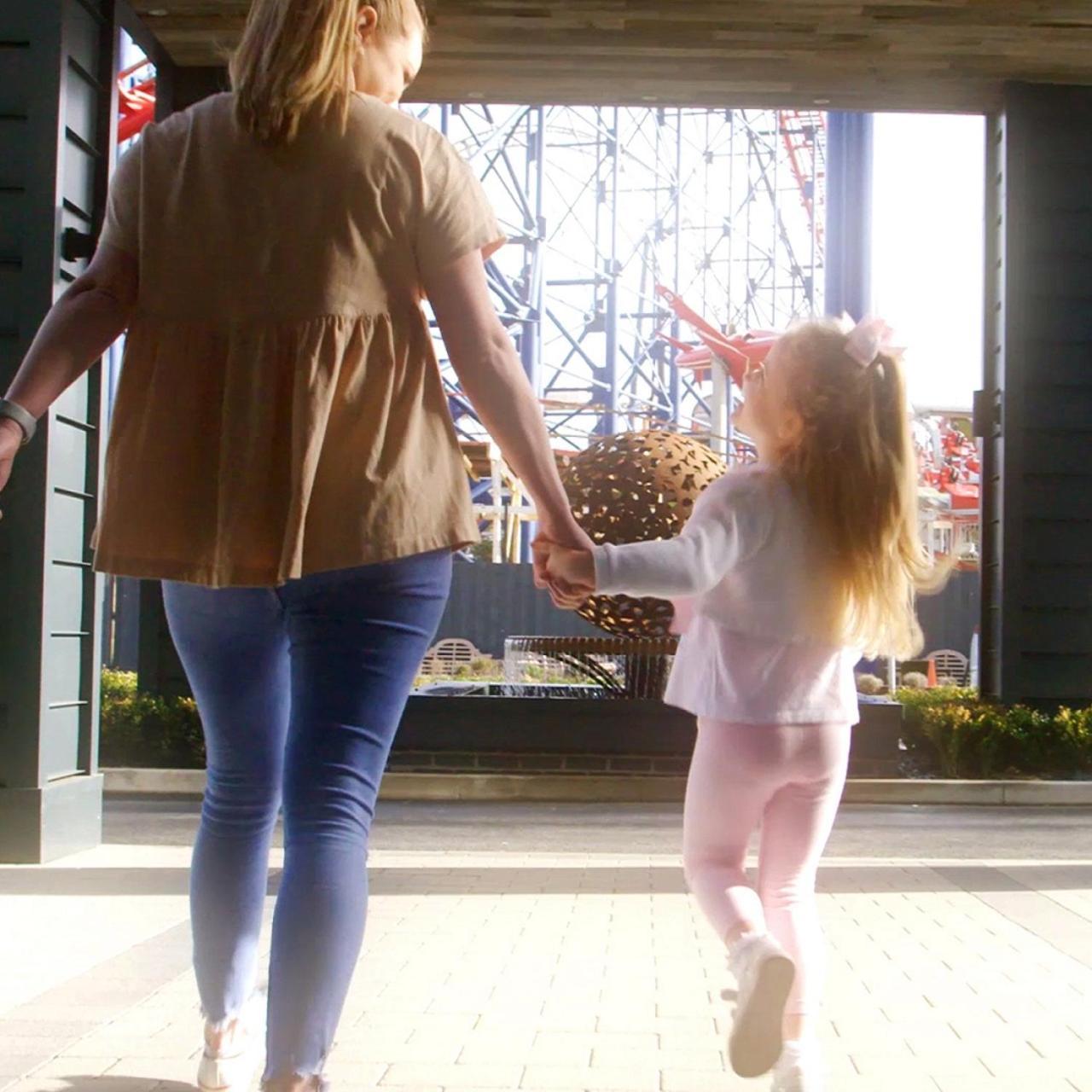 Boulevard Hotel Blackpool Buitenkant foto A mother and her daughter